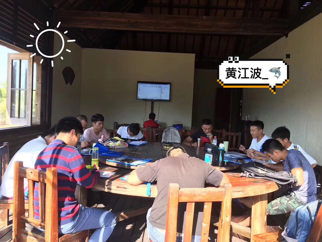 除了俯瞰大地的飛翔，還有潛入海底的翱翔。